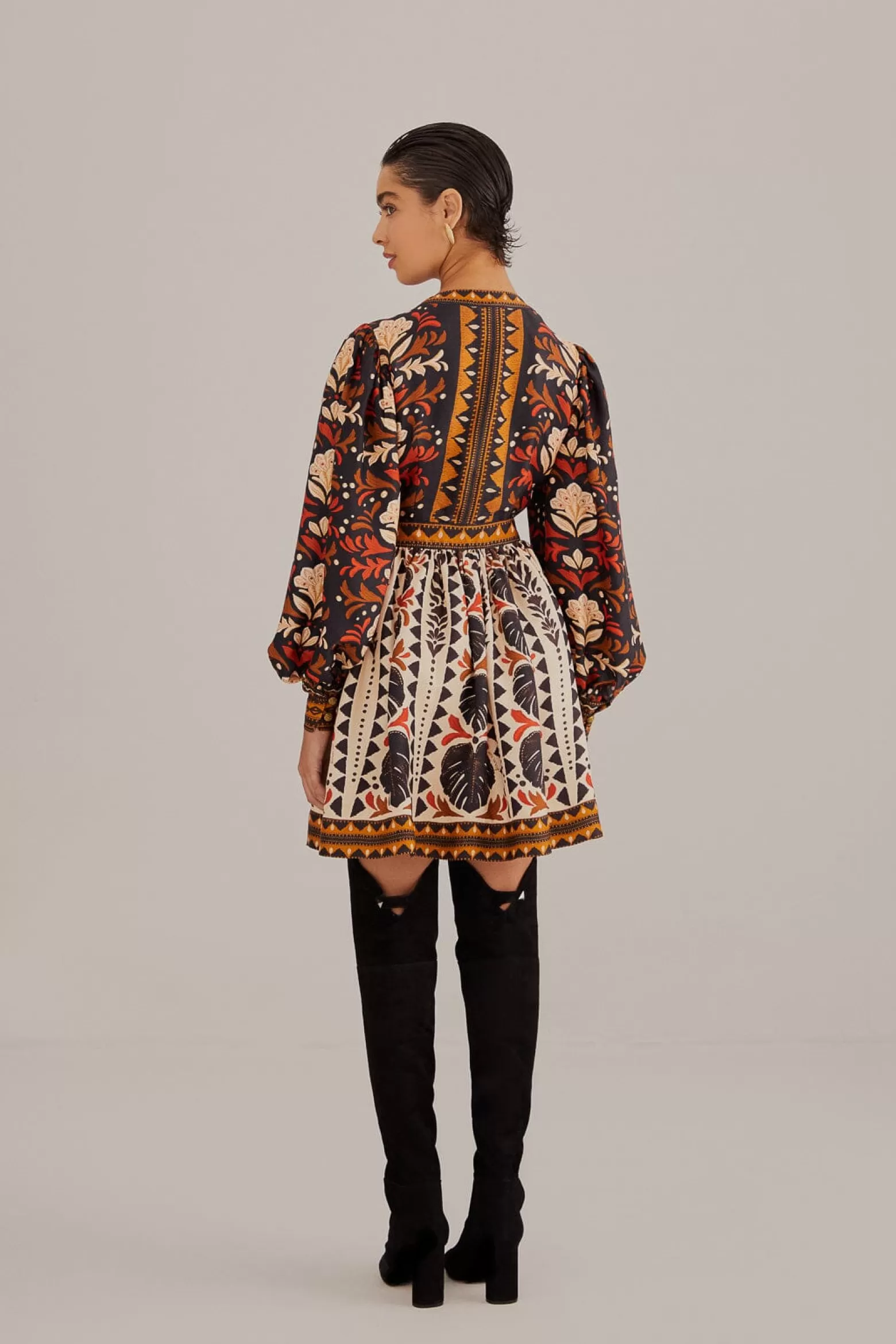 Fashion FARM Rio  MULTICOLOR TAPESTRY GARDEN V NECK MINI DRESS