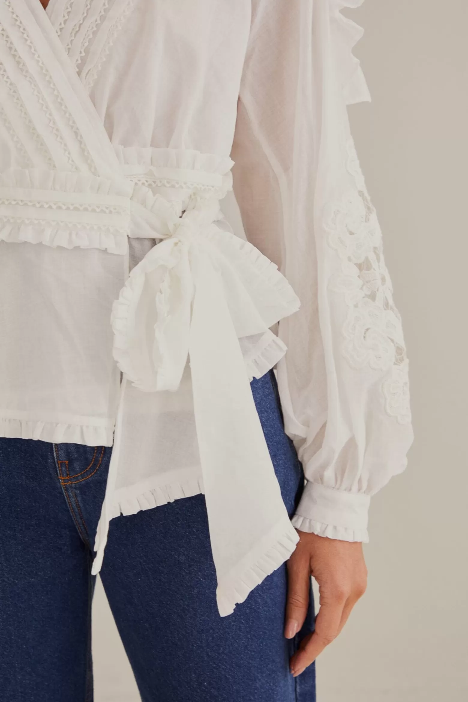 Hot FARM Rio  OFF-WHITE V NECK BLOUSE